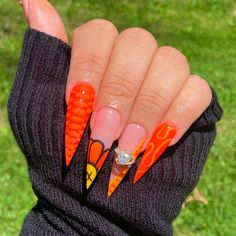 Orange Kaw Style Press On Nails 🍊  The perfect color and set for Summer time ☀️  This set is made to order * Please Allow 3-5 Business Days 📫✈️  Made with high quality products and handcrafted with care and love.  Each set consists of an Application kit, which includes the following: *Full Size Nail File *Nail Buffer *Cuticle pusher/trimmer *Alcohol Prep Pads *Nail Glue  *Instructions  *Cuticle Oil for orders of $75.00+  Please message me with any questions, concerns, or requests. We do custom Fall Nail Designs 2024, Orange Stiletto Nails, Orange And Brown Nails, White Stiletto Nails, Neon Orange Nails, Acrylic Nails Stiletto, Junk Nails, Abstract Nails, Orange Nail Designs