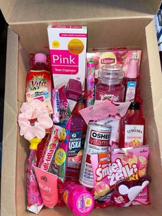 Pink Gift Box Ideas Birthday, 30th Birthday Quotes, Pink Gift Basket, Easy Birthday Gifts, Girl Gift Baskets, Birthday Goodie Bags, Cute Birthday Ideas, Cute Gifts For Friends, Small Business Packaging Ideas