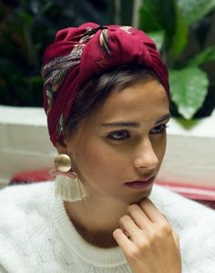 The Ultimate Guide to Hair Scarves | HOWTOWEAR Fashion Stile Boho Chic, Hair Tie Accessories, Turban Style, Bandana Hairstyles, Brigitte Bardot