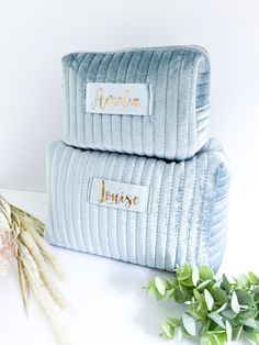 These exclusive customised quilted velvet makeup bags are the perfect personalised gift for your best friend, girlfriend or as a very special bridesmaids gift. Available in two sizes and four colours, these toiletry bags can be customised to your liking. Material is premium velvet in emerald green, light blue, black and dusty rose. Gold zipper on all makeup bags.  SIZE: Small: 18cm (L) x 13cm (H) x 10cm (W) Large: 24cm (L) x 17cm (H) x 15cm (W) If you you would like a different font, please send me a message and I will happily provide options.  Production time is 1-3 business days, and I offer express shipping at checkout. If you need a rush order, please send me a message and I will do my best to help. Your support means the world to me! If you have any questions or concerns, please send Personalised Bridesmaid Gifts, Velvet Makeup, Custom Makeup Bags, Custom Makeup, Makeup Bag Travel, Quilted Velvet, Personalized Makeup Bags, Travel Toiletry Bag, Personalized Bridesmaid Gifts