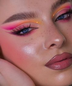 Cute Make Up Looks Colorful, Cool Colorful Makeup Looks, Full Glam Colorful Makeup, Makeup Looks Bright Colors, Creative Eye Makeup Colorful, Cute Eye Makeup Looks Colorful, Makeup Looks Colourful, Makeup Ideas Color, Sunset Inspired Makeup