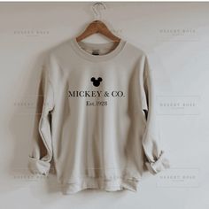 Mickey & Co Sweatshirt Unisex Sweatshirt Crewneck - Etsy Disneyland Christmas Outfit, Disney Outfits Women, Sweatshirts Oversized, Disneyland Christmas, Cute Disney Outfits, Disney World Outfits, Disneyland Outfits, Disney Sweatshirts, Costumes Ideas