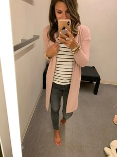 Pink Cardigan Outfit, Vetements Shoes, Teaching Outfits, Cardigan Outfit, Dresses Casual Fall, Traje Casual, Cardigan Outfits