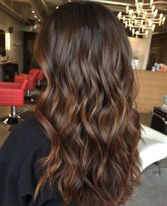 Honey Golden Balayage, Highlits On Curly Hair, Dark Brown Hair With Light Brown Balayage, Brown Hair With Chestnut Highlights, Wavy Hair Dye Ideas, Chestnut Balayage Brunettes, Chestnut Brown Highlights, Chestnut Brown Balayage, Chestnut Brown Hair Color