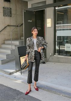 Animal Print Blazer Outfit, Leopard Print Bag Outfit, Leopard Print Blazer Outfit, Leopard Blazer Outfit, Fall Korean Fashion, Chic Blazer Outfit, Leopard Shoes Outfit, Coat Styling, Closet Idea