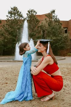 Graduation pictures at UGA - Athens - GA - Georgia - Photos - Ideas - Photo - Pic - Pics - Photography - Photographer - University of Georgia - Grad - Graduate - Red - Outfit Idea - May Grad - Natural Light - Edits - Lifestyle - Prompt - Pose - Portrait - Close Up - Red and Black - North Campus - Cap and Gown - Fountain - Mom - Daughter - Sisters Graduating Mom Pictures, Graduation Mom And Daughter, Family College Graduation Pictures, Graduation Maternity Pictures, Mommy And Daughter Graduation Pictures, Graduation Pictures With Younger Sibling, Graduation Pictures Ideas With Family, Graduation Picture Ideas With Parents, Grad Photoshoot Family