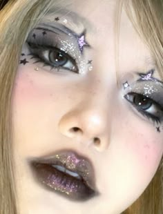 Complex Eyeshadow Looks, Colorful Emo Makeup, Douyin Alt Makeup, Softie Makeup, Unique Makeup Looks Creative, Futuristic Makeup Looks, Cat Makeup Look, Fun Eyeshadow