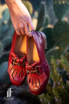 Mocassino artigianale da donna in pelle di vitello color rosso vinaccio, con morsetto e frange che creano insieme un stile unico e moderno. Punta leggermente squadrata, fodera in pelle di vitello. Suola in cuoio mischiato con doppio suolo di gomma, entrambi con doppio cucitura fatto a mano. Moccasins