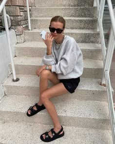 Dad Sandals by Chanel are All the Rage. Chunky Sandals Outfit, Mode Dope, Marie Von Behrens, Casual Weekend Outfit, Chanel Sandals, Sandals Outfit, Chunky Sandals