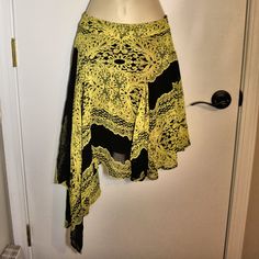 Brand: Forever 21 Color: Black And Yellow Style: Asymmetrical Hem Size: Xs Fabric: Polyester Features: Vibrant Floral Pattern With Semi-Sheer Outer Layer And Built-In Black Underskirt. Hidden Zipper Closure On The Side Condition: Nwot - I Bought It And Then It Sat In My Closet And I Never Wore It Once! I Had Already Cut The Tags Off, But Other Than That It Is Still Brand New/Unworn/Never Washed. Beautiful And Flowy, The Pattern Is Vibrant And Colorful Approx Measurements (Taken With Garment Laid Bohemian Fitted Wrap Skirt With Asymmetrical Hem, Bohemian Fitted Skirt With Asymmetrical Hem, Bohemian Skirt With Asymmetrical Hem, Fitted Handkerchief Hem Skirt For Summer, Fitted Handkerchief Hem Wrap Skirt, Fitted Wrap Skirt With Asymmetrical Hem And Lining, Casual Fitted Wrap Skirt With High-low Hem, Spring Fitted Wrap Skirt With Handkerchief Hem, Fitted High-low Hem Wrap Skirt With Lining