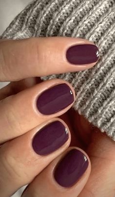 15 Chic Minimalist Nail Trends To Try This Fall & Winter 2023 Nail Trends Winter 2024, Autumn 2024 Nail Trends, Trending Gel Nails 2024, Winter 2024 Nail Trends, 2024 Winter Nails, Nail Trends 2024 Fall, Fall Color Nails Autumn, Structured Gel Manicure, Winter Nail Color