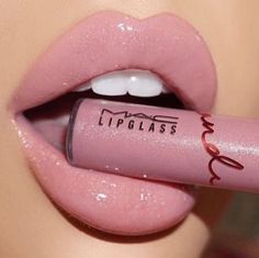 Lips With Lipstick, Neutral Lipstick, Hot Lipstick, Best Lip Gloss, Lipstick Kit, Lip Gloss Colors, Gloss À Lèvres, Makijaż Smokey Eye, Best Lipsticks