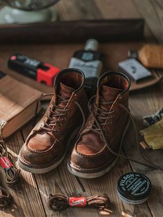 This classic 1907 work hunting boot is retro and nostalgic with excellent texture. It is made of the top layer of oil-soaked cowhide, also known as "crazy horse leather". Crazy horse leather has been popular since its appearance in the 1980s. The dark brown skin has a unique touch like frosted, showing a rough and toug Casual Work Boots, Street Style Outfits Men, Guys Clothing Styles, Favorite Boots, Boots For Men