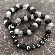 2 bracelets Kandi inspirés de la parade noire Mcr Kandi Bracelets, Kandi Singles Ideas Emo, My Chemical Romance Bracelet, Emo Kandi Bracelets, Band Kandi, Mcr Kandi, Goth Kandi, Emo Bracelets