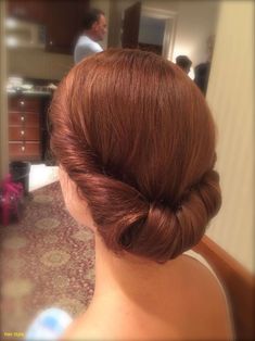 Neue Low Updo Hochzeit Haar #promhair #promhairstyles #peinados #elegante #braidedupdo #messybun #wedding #updowedding #weddinghairstyle #hairstyles #updohairstyles #bridalhair #lowbun 1940s Hair Updo, Vintage Roll Hairstyle, Vintage Updos For Medium Length Hair, Vintage Upstyles, 1940s Updo Hairstyles, Vintage Wedding Updo, Vintage Wedding Hair Updo, 1930s Updo, 1920s Updo