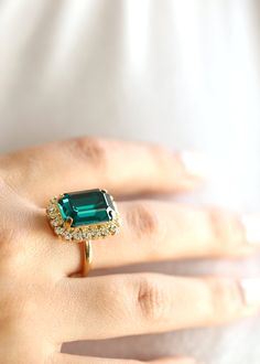 Emerald Ring, Emerald Crystal Cocktail Ring, Statement Gold Crystal Emerald Ring, Adjustable Cocktail Ring, Statement Emerald Gold Ring. Emerald Halo Ring For Gift, Emerald Halo Ring As Gift, Green Halo Rings For Gift, Green Halo Rings As A Gift, Emerald Cut Halo Jewelry Gift, Emerald Cocktail Ring, Emerald Gold Ring, Haldi Outfits, Smaragd Ring