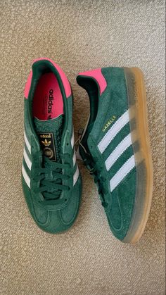 Gazzele Adidas, Green Gazelle Outfit, Green Gazelle Adidas Outfit, Adidas Gazelle Indoor Outfit, Pink And Green Adidas, Green And Pink Adidas, Green And Pink Sambas, Adidas Green Gazelle, Adidas Gazelle Colors