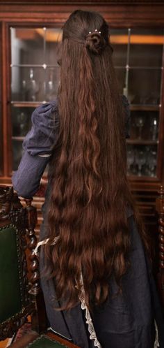 Brunette Fantasy Hair, Vintage Long Hair, Victorian Long Hair, Very Long Brunette Hair, Medieval Hairstyles For Curly Hair, Elven Aesthetic