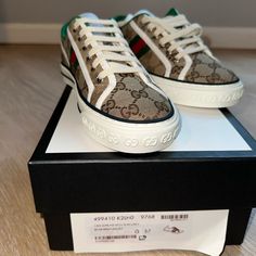 Outfit With Gucci Sneakers, Gucci Shoes Outfit, Gucci Shoes Women, Gucci Ace Sneakers, Brown Leather Sneakers, Green Trainers, Hightop Sneakers, Black Jeans Outfit, Shoes Gucci