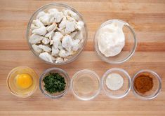 the ingredients to make this dish include chicken, sour cream and seasoning in small bowls