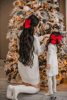 Mommy And Me Snow Photoshoot, Christmas Outfit For Photoshoot, Mommy Daughter Holiday Photos, Christmas Photos Mom And Son, Posing With Christmas Tree, Christmas Pictures In Front Of The Tree, Christmas Photoshoot Ideas Home, Christmas Eve Photos, White Background Christmas Pictures