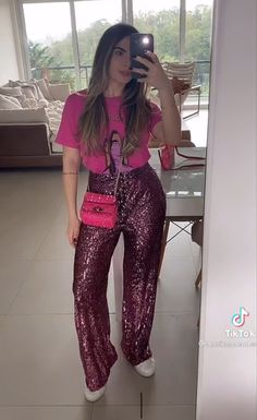 Badbunny Concert Outfits, Coldplay Concert Outfit Women, Pink Sequin Pants Outfit, Look Coldplay, Sparkly Pants Outfit, Coldplay Concert Outfit, Sequins Pants Outfit, Sparkly Pants, Outfits Gorditas