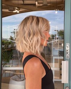 Off The Shoulder Haircut, Wavy Short Blonde Hair, Short Blonde Hair Summer, Blonde Bob Thick Hair, Short Bob Blonde Balayage, Shoulder Length Blonde Hair Straight, Short Lived In Blonde Hair, Short Hair Cuts Blonde, Blond Shoulder Length Hair