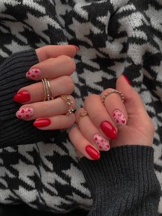 Short Oval Valentines Day Nails, Short Almond Acrylic Nails Valentines, Valentine’s Day Nails Round, Short Red Valentines Nails Design, Valentines Biab Nails Short, Valentine Nails Oval, Nail Art Ideas Valentines, Round Heart Nails, Oval Heart Nails