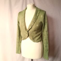 - Vintage 90s or Y2K lace knit cardigan - Pistachi green yarn, knit in a lacy floral pattern - Most probably a blend of cotton and viscose yarn - super soft and cosy - one button on the front - Shawl collar - crop cut / ends around the waist - No brand label present - This would look great in hippie/boho outfits, as well as with whimsigoth styles. Or style it in a 90s grunge way - with with a floral dress, doc martens and black mesh tights. Could also go well with more dressed up Y2K styles! Con Cheap Green Vintage Cardigan, Spring Green Knitted Cardigan, Fitted Green Knit Sweater, Vintage Green Knit Outerwear, Fitted Green Cardigan For Layering, Vintage Knitted Spring Cardigan, Green Knit Cardigan For Spring, Vintage Green Cardigan For Spring, Green Open Knit Cardigan