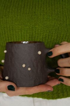 Women with green knitted vest and white pants holding a dark brown ceramic mug with white pearls on it. Ceramic Glazes, Pottery Lamp, Organic Art, Glaze Ceramics, Functional Pottery, Bonsai Pots, Thrown Pottery