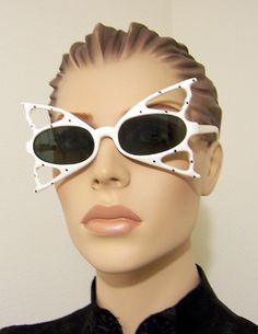 Vintage butterfly sunglasses $65  Have I mentioned I'm infatuated with bakelite? Butterfly Glasses, Giant Butterfly, Butterfly Sunglasses, Beauty Eyes, Eye Wear Glasses, Vintage Butterfly, Character Ideas