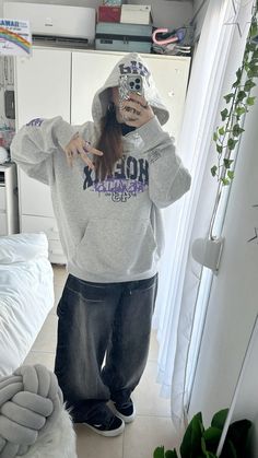 streetwear, women fashion, outfit inspo, mirror pic, accesorios, bershka jeans, hm hoodie, oversized clothes, baggy clothes, vans knu skool, aesthetic Baddie Oversized Outfits, Baggy Fits Women Streetwear, Baggy Style Outfits, Hoodie With Baggy Jeans, Clothes Aesthetic Baggy, Oversized Hoodie Outfit Women, Baggy Outfits Women, Girl Baggy Outfits, Baggy Clothes Outfit Women