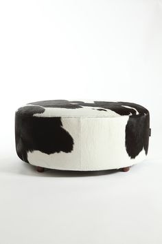 BLACK & WHITE - Round Cowhide Ottoman - HOMELOSOPHY Black And White Gaming Setup, Small Gaming Room Ideas, Pouf Coffee Table, Cowhide Ottoman, Cowhide Chair, Black Ottoman, Black And White Interior, Ottoman Design, Ottoman Coffee