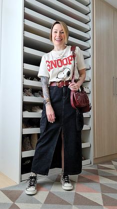 Saia midi cargo jeans e camiseta divertida Long Skirt Concert Outfit, Boyfriend Shirt Outfits, Graphic Tshirt Outfit, Cargo Skirt Outfit, Looks Adidas, Jean Skirt Outfits, Vans Outfit, Casual Day Outfits, Looks Chic