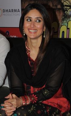 Kapoor Sisters, Kareena Kapoor Saree, Kareena Kapoor Photos, Kareena Kapoor Pics, Karishma Kapoor, Turkish Clothing, Character Statue, Mehendi Outfits, Preity Zinta