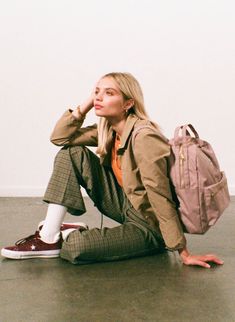 Poses With Backpacks, Bag Photoshoot, Daily Objects, Fashion Still Life, Senior Photo Poses, Campus Style, Model Inspo