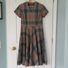 Like New Woollen Dress From Pendleton! A Classic Look With A Neutral Plaid. Sublimation Ideas Projects Inspiration, Woolen Dresses, Audrey Dress, Sublimation Ideas, Classic Looks, Checks, Midi Dress, Like New, Plaid