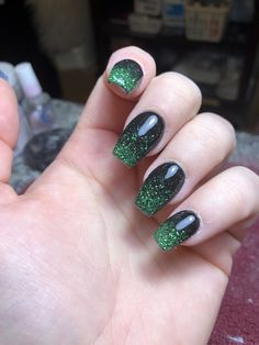 Black With Green Sparkle Nails, Black And Green Sns Nails, Black And Dark Green Ombre Nails, Black Green Glitter Nails, Sns Nail Art Designs, Christmas Sns Nails Design, Green Dip Nails Ideas