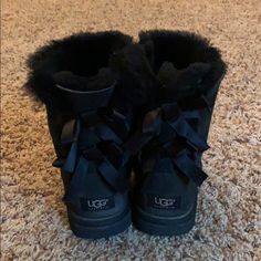 Black Short Ugg Boots With Bows In The Back! Black Uggs With Bows, Ugh Shoes, Black Bailey Bow Uggs, Boots With Bows, Short Ugg Boots, Ugg Boots With Bows, Cute Uggs, Ugh Boots, Short Ugg