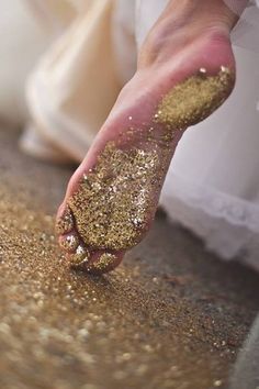 Golden.Sole Cinderella Wedding Theme, Vans Girl, All That Glitters Is Gold, Foto Tips, Gold Aesthetic, 2023 Vision, Strawberry Blonde, Jolie Photo, Sparkles Glitter