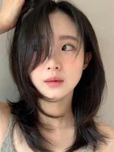 Side Bangs Short Hair Straight, Medium Length Korean Hairstyle, Korean Side Bangs Short Hair, Medium Korean Haircut, Wolf Haircut With Curtain Bangs, Side Bangs Korean, Korean Side Bangs, Korean Wolf Cut, Large Hair Rollers