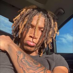 Loc Highlights Men, Short Dreads Hairstyles For Men, Locs Dyed Tips Men, Dreads With Highlights Men, Honey Blonde Hair Dreads, Men’s Dyed Dreads, Highlighted Dreads Men, Dread Hairstyles Color, Dyed Hair Locs Men