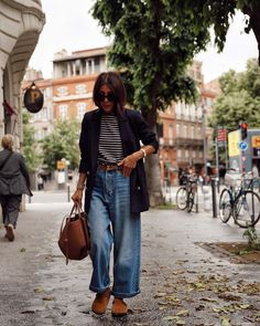 Margaux Lahana (@estherjunelife) • Світлини та відео в Instagram Green Flares Outfit, Palette Wardrobe, Napa Outfit, Flares Outfit, Flare Jeans Outfit, Street Clothes, Ootd Fall, Style Watch, Mom Jean