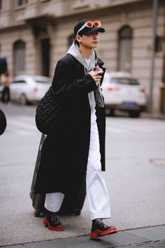 Fashion Snap Mens, Fashion Week Fall 2023, Japanese Street Fashion Men, Korean Street Fashion Men, Shanghai Fashion Week, Shanghai Fashion, Street Style Outfits Men, Street Fashion Men Streetwear