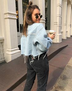 Denim Jacket Looks, Instagram New York, Small Jacket, Retro Girls, Cool Looks, Tumblr Outfits, Ladies Tops, Tops Fashion, May Flowers