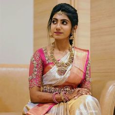 Pattu Saree Makeup Look, Muhurtha Saree Blouse Design, Engagement Blouses Design, Hair Styles On Pattu Saree, Muhurtam Hairstyles South Indian, Bridal Saree Hairstyle, Engagement Hairstyles Indian Front Look, Engagement Look South Indian, Traditional Hairstyle For Half Saree