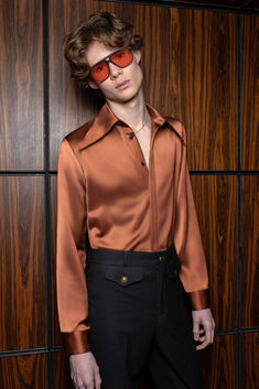 Cut for a striking statement pointed collared silhouette, this smooth copper satin men's shirt has a subtle lustre and slim fit. Designed with a concealed button chest placket and fitted cuffs, this is a chic addition to your formal wardrobe. Ideal for a wedding, event or on stage. Autumnal metallic orange silk menswear. Satin Shirt Men, Black Satin Shirt, Italian Summer Outfits, Satin Shirts, Metal Shirts, Look Formal, 70s Outfits, Orange Satin