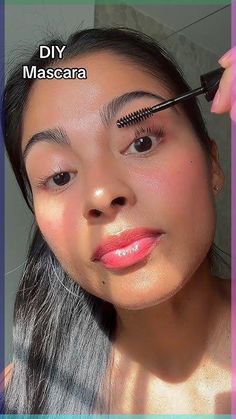 this is how to make a simple aloe vera gel mascara that not only can be used on lashes to make them strong and longer but also on the brows and even on baby ... Grow Lashes Fast, Gel Mascara, Small Lashes, Grow Lashes, Helpful Hacks, Short Lashes, How To Apply Eyeliner