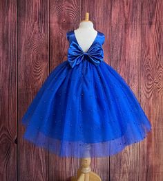 Our enchanting Ankle Length flower girl dresses are sure to turn heads! Bodice is made of Royal Blue Satin, waist consists of a matching sowed in sash (NOT DETACHABLE) The back of the dress has an open deep V-Back with a hidden zipper, followed by a detachable bow. The skirt has 4 tulle layers for fullness, the top layer of tulle consists of pearls. The dress has 2 layers of lining with crinoline. This dress is perfect for any occasion!  Dress Is Pictured with a petticoat NOT INCLUDED https://www.etsy.com/listing/1305138635/white-ankle-length-petticoat-wedding?click_key=50d449c187c9e82c565249da914d7ed38b32b9f7%3A1305138635&click_sum=17db9314&ref=shop_home_active_2 Visit our store, more items to come!  https://www.etsy.com/shop/LittledarlnBoutique?ref=profile_header CUSTOM MEASUREMENTS AVAI Blue Frock, Elegant Wedding Flowers, Frocks For Kids, Baby Dress Design, Princess Ball Gowns, Wedding Flower Girl, Royal Blue Dresses, Star Dress, Birthday Photoshoot