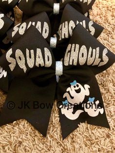 "Black Halloween cheer bow featuring three ghosts in a pyramid and the expression \"Squad Ghouls\" 3\" ribbon with finished edges and elastic hair tie. Ghost's bow color may be changed! Available on regular and full glitter ribbon." Cheer Team Halloween Party, Halloween Cheer Gifts, Cheers Theme, Cheerleader Halloween, Squad Ghouls, Cheer Ideas, 2024 Ideas